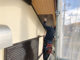 軒天の寸法に合わせる加工した軒天材を張り付け