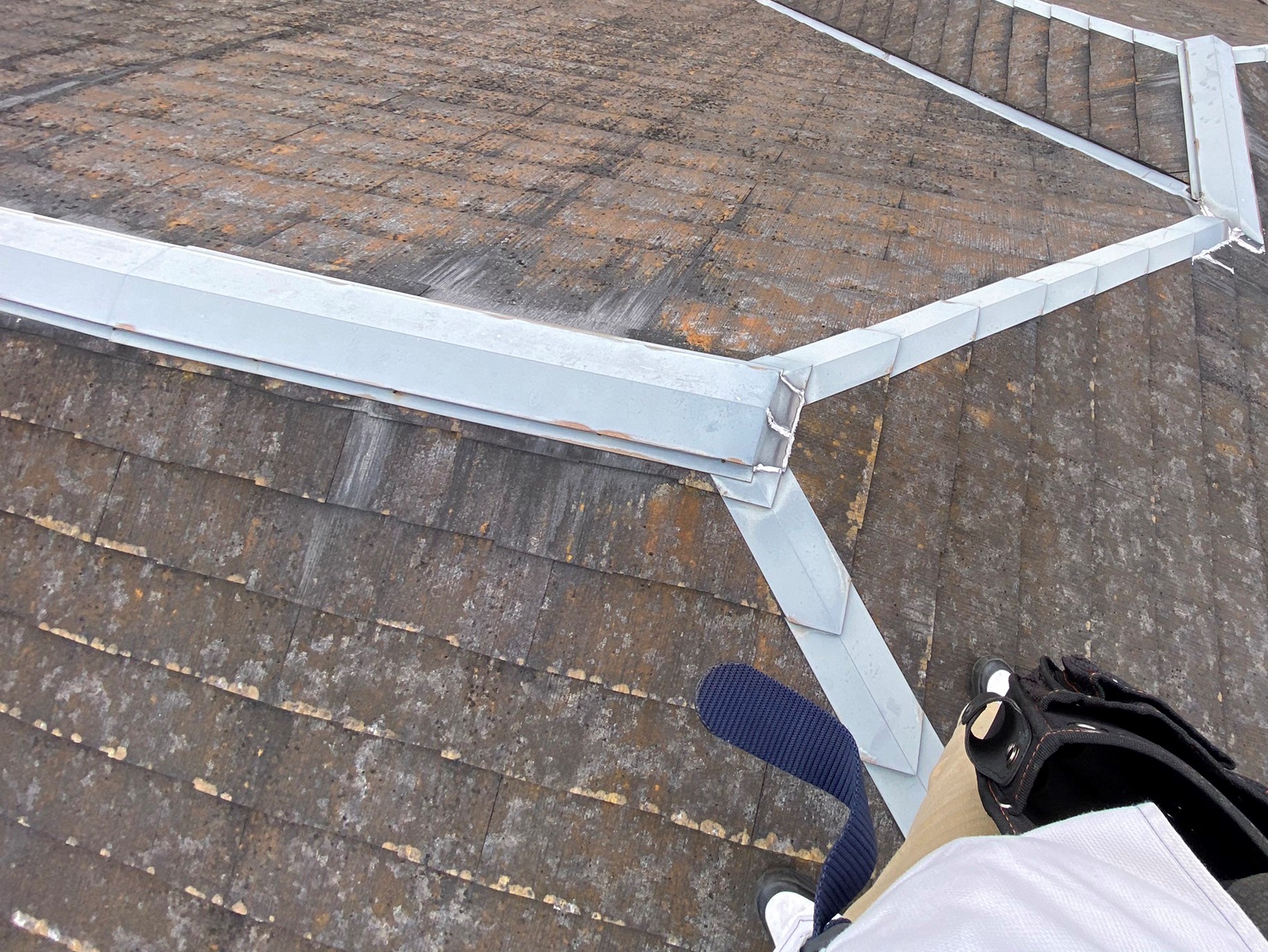 スレート屋根の全体状態を確認