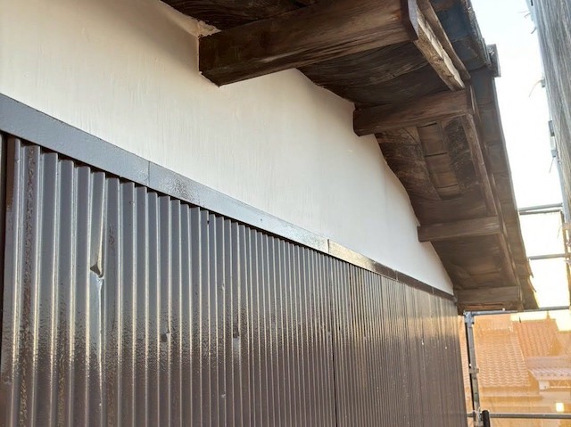 塗装が完了した納屋のトタン外壁と漆喰壁