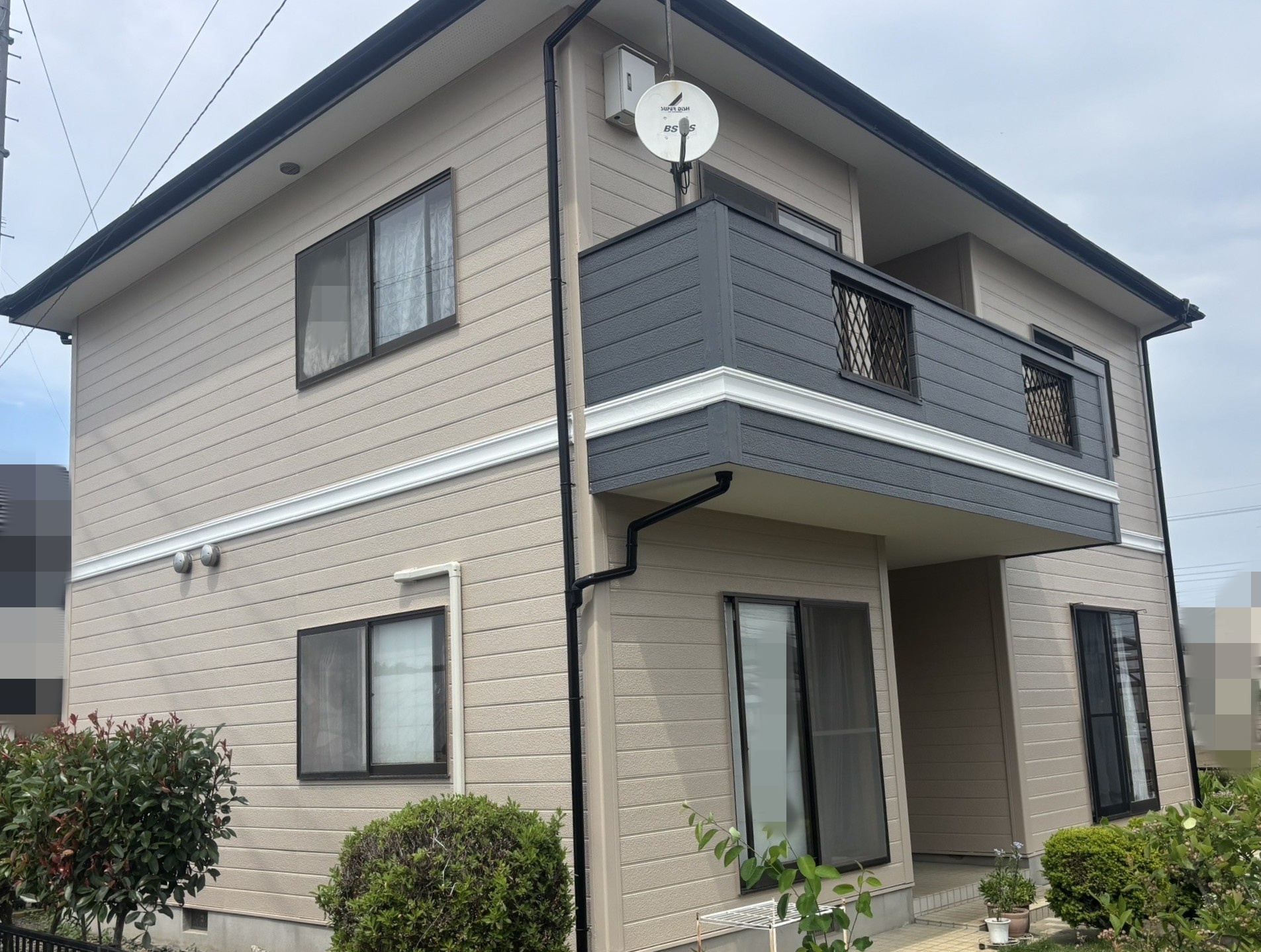 ベランダにアクセント色を入れて塗装した下野市の現場
