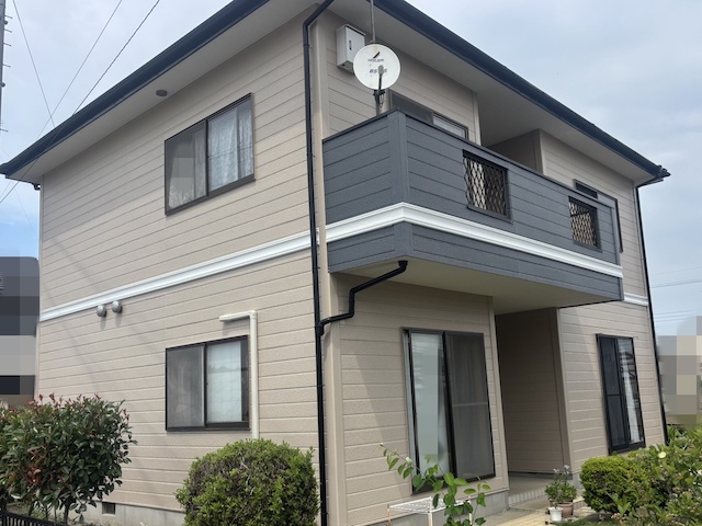 ベランダにアクセント色を配色して外壁塗装した下野市の現場