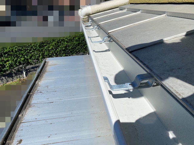 小山市で勾配不良を起こした大型雨樋の交換が完了