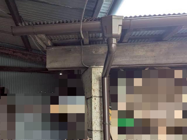 真岡市　倉庫庇屋根の軒雨樋交換　施工後の写真