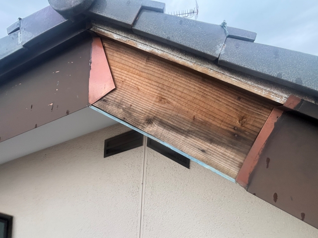 風で破風板板金の一部が飛散してしまった小山市の住宅