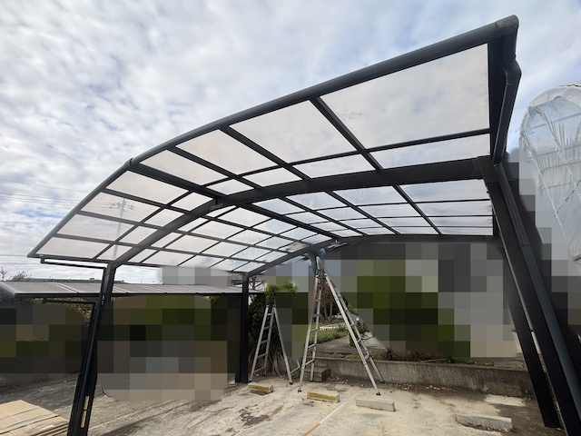 小山市で一部が破損した施工前のカーポートパネル