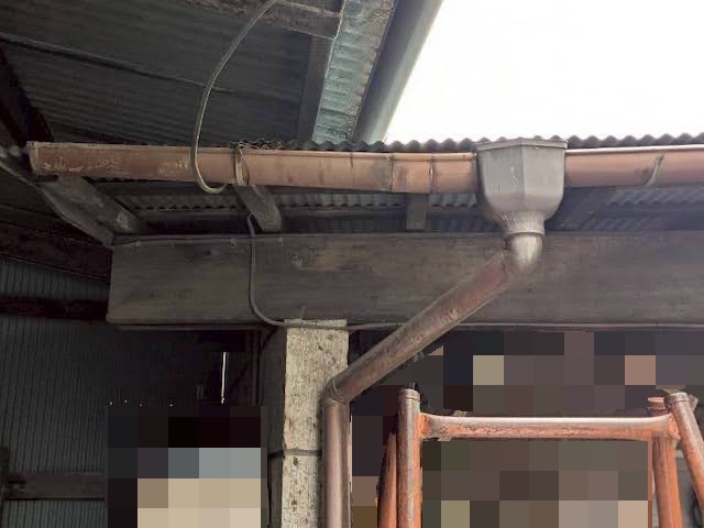 真岡市　倉庫庇屋根の軒雨樋交換　施工前の写真