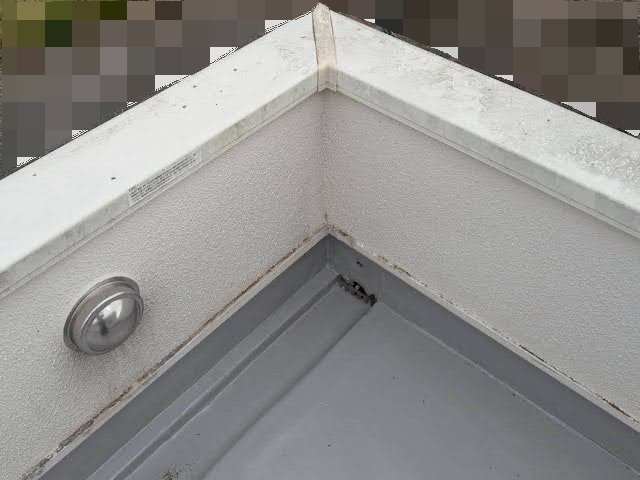 古河市　雨漏り原因だった笠木板金を交換　施工前の写真