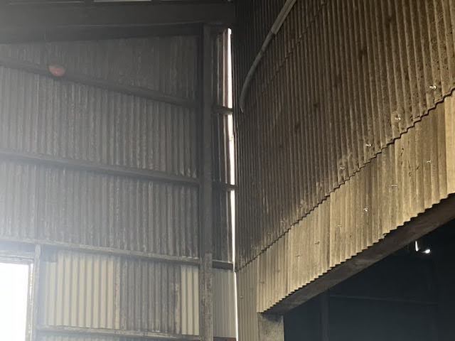 結城市　外壁入隅コーナーへのオリジナル板金施工　施工前の写真