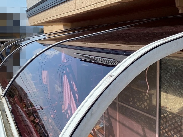 新しいポリカーボネート板へ交換したことで、透明感のある明るいテラス屋根に生まれ変わりました。