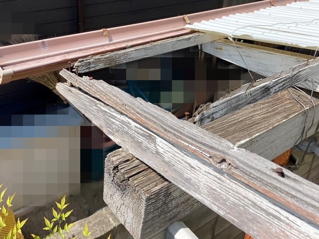 テラス屋根が破損し、雨が吹き込んでいた施工前