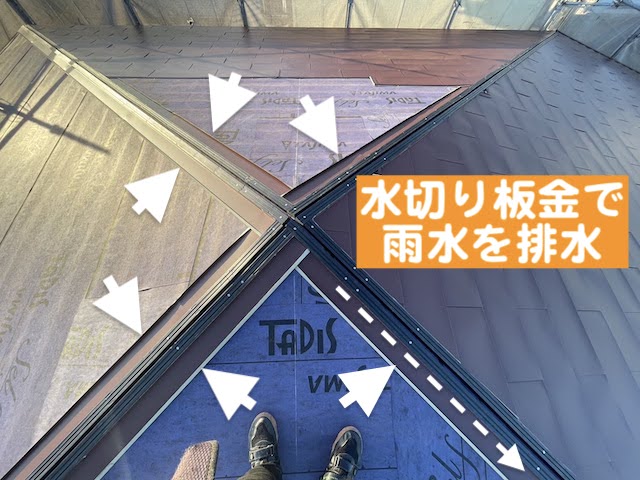 下野市　雨漏りで下地が腐った屋根の屋根カバー工事　屋根材敷設作業の写真