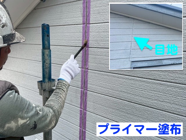 古河市　屋根工事をきっかけに足場を活用して外壁塗装　目地補修作業の写真　