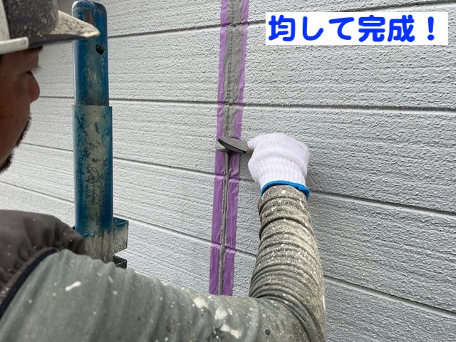 古河市　屋根工事をきっかけに足場を活用して外壁塗装　目地補修作業の写真　