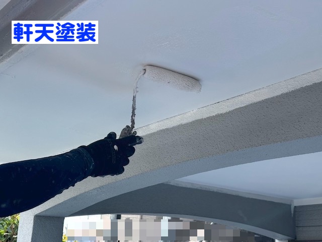 古河市　屋根工事をきっかけに足場を活用して外壁塗装　軒天塗装作業の写真　