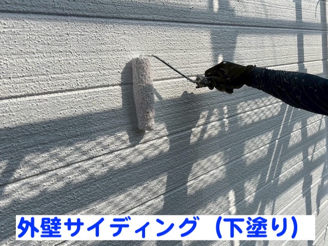 古河市　屋根工事をきっかけに足場を活用して外壁塗装　下塗り作業の写真　