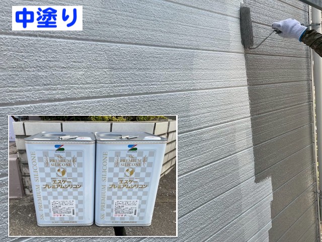 古河市　屋根工事をきっかけに足場を活用して外壁塗装　中塗り作業の写真　