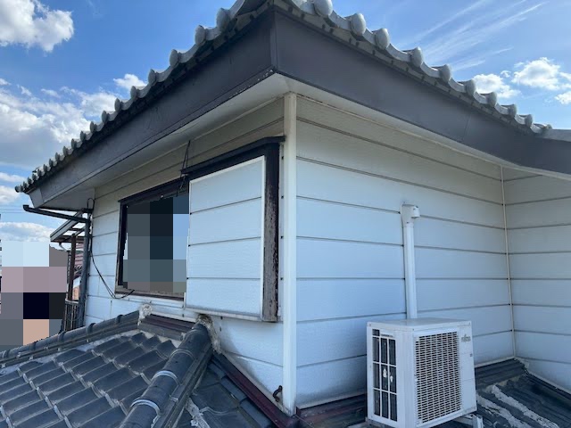 結城市　すすけた木製破風板への板金巻き工事　施工後の写真