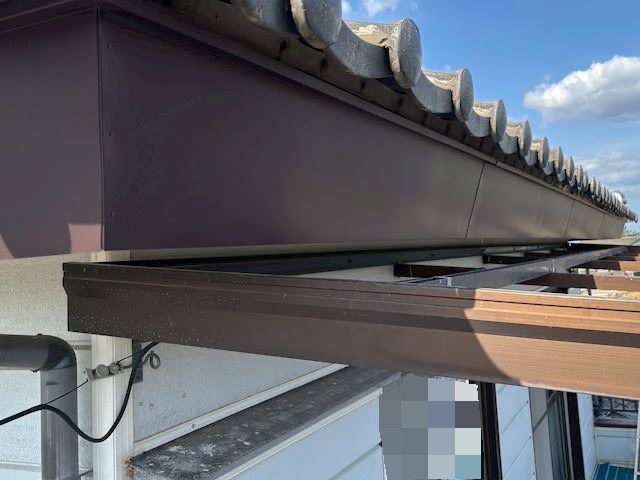 結城市　すすけた木製破風板への板金巻き工事　施工後の写真