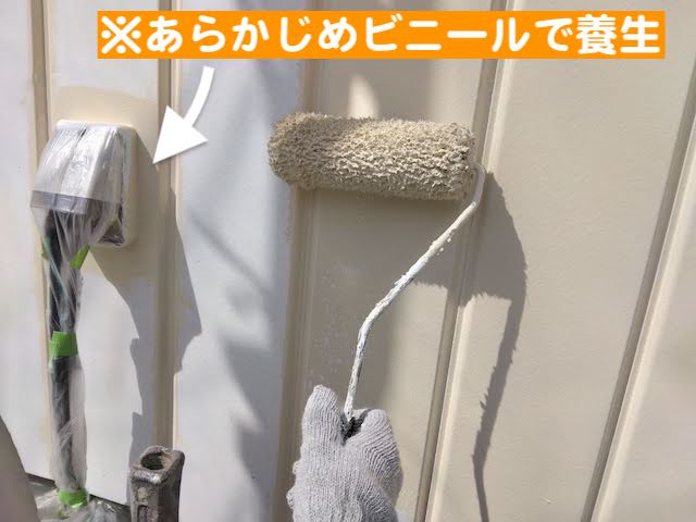 下野市　中古住宅の外壁塗装　サイディング中塗り作業の写真