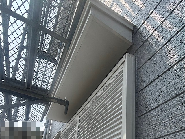 古河市　屋根工事をきっかけに足場を活用して外壁塗装　霧除け施工後の写真　