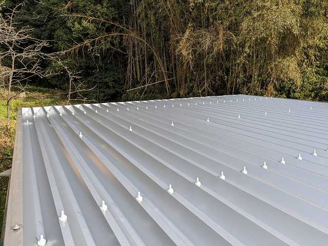 新しく載せ替えたシルバーの折板屋根
