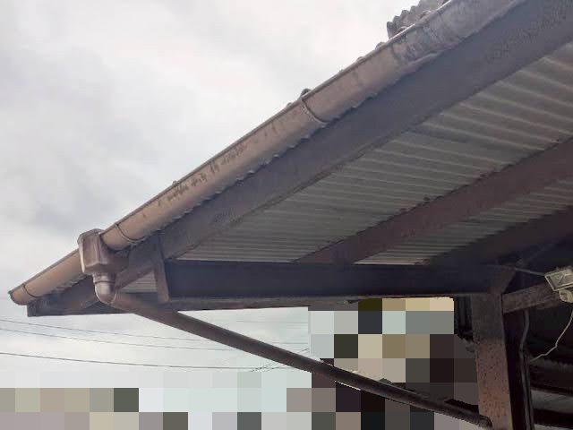 真岡市　倉庫庇屋根の軒雨樋交換　施工前の写真