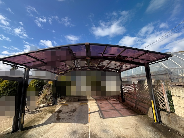 パネルの色がブラウンに変わりカーポートだけではなく全体のイメージが変わった小山市の住宅