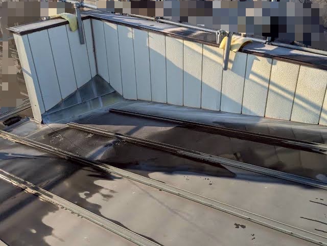 結城市の雨漏りの発生源となったパラペット内の谷板金