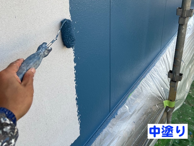 結城市　屋根工事にあわせて外壁塗装　外壁中塗り作業の写真