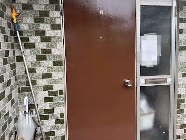 塗装できれいになった経年ですすけた玄関扉