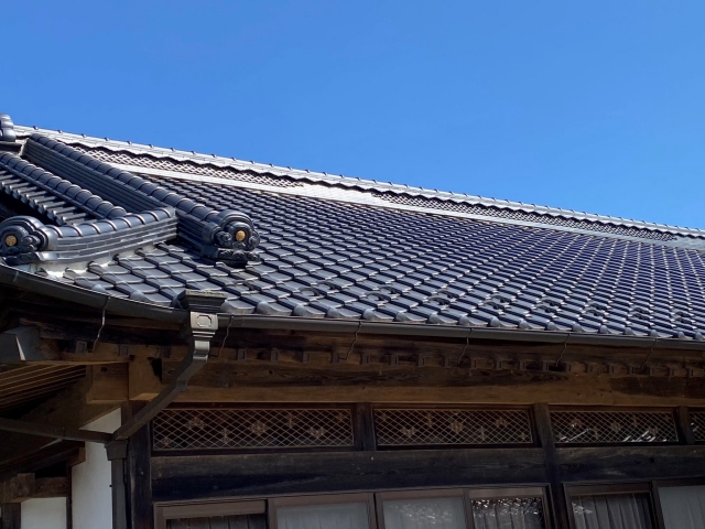 部分解体による棟歪み調整と漆喰補修をご提案