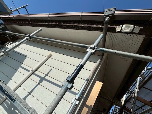 結城市　軒天にガルバリウム板金を増し張り施工　施工前の写真