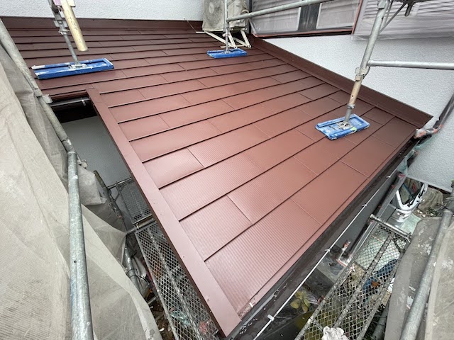 下野市　雨漏りで下地が腐った屋根の屋根カバー工事　下屋根施工後の写真