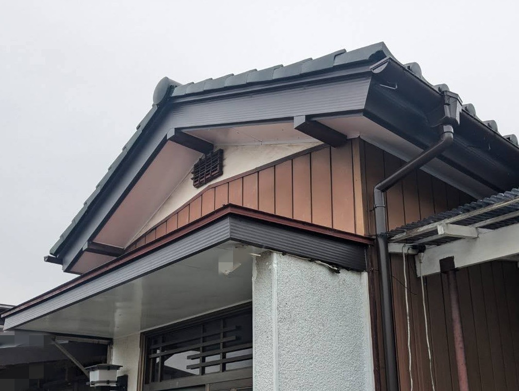 破風板板金巻きと軒天板金張りを実施した結城市の現場