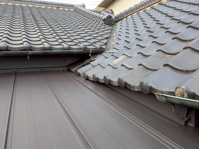 結城市　縁側屋根をガルバリウム立平葺きで張り替え　施工後の写真