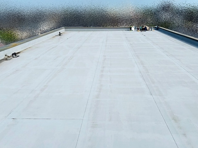 フラットな形状の陸屋根は防水層の劣化や排水口の詰まりを点検