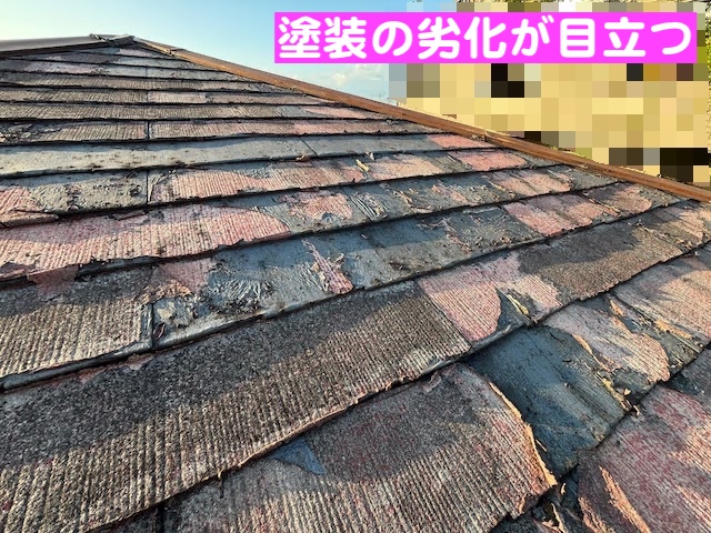小山市　旧塗膜が剥がれるコロニアル屋根調査　経年劣化した屋根の写真