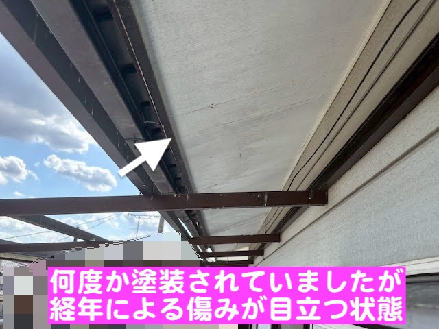 結城市　軒天にガルバリウム板金を増し張り施工　劣化状態の写真