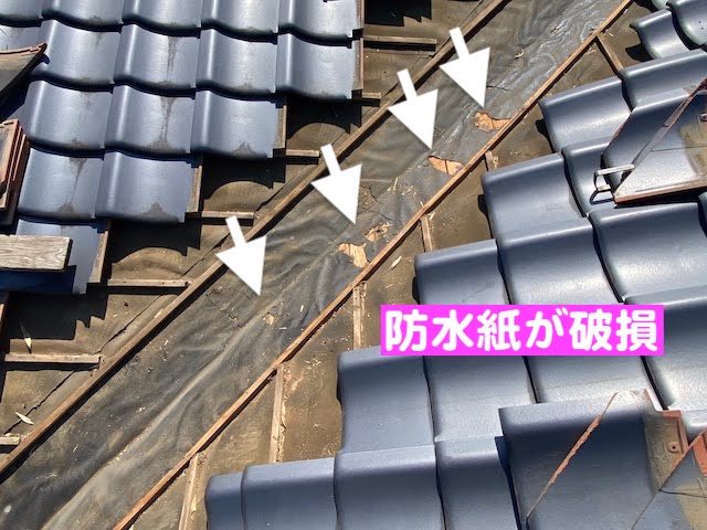 栃木市　雨漏りした谷板金を交換　破損した防水紙の写真