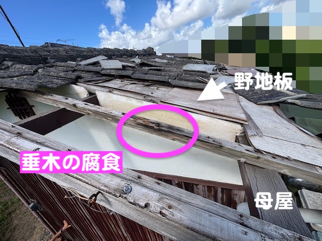 真岡市　台風でセメント瓦が飛散　下地がなくなった屋根の写真