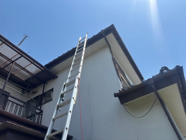 はしごで2階屋根に上がって調査開始