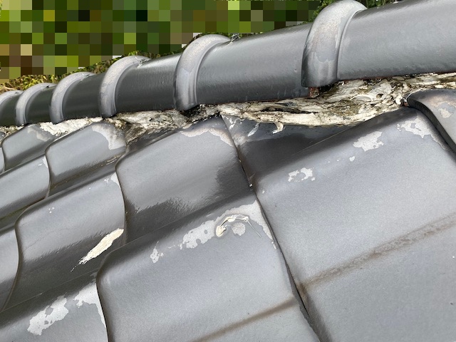 小山市　飛込み業者による間違った施工例　棟瓦の漆喰にコーキングを充填した写真