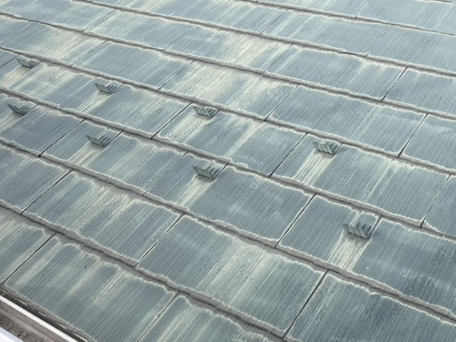 小山市　屋根カバー工法　雪止め撤去前の写真