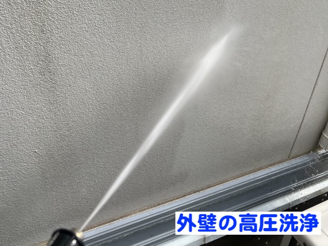 結城市　屋根工事にあわせて外壁塗装　外壁の高圧洗浄作業の写真