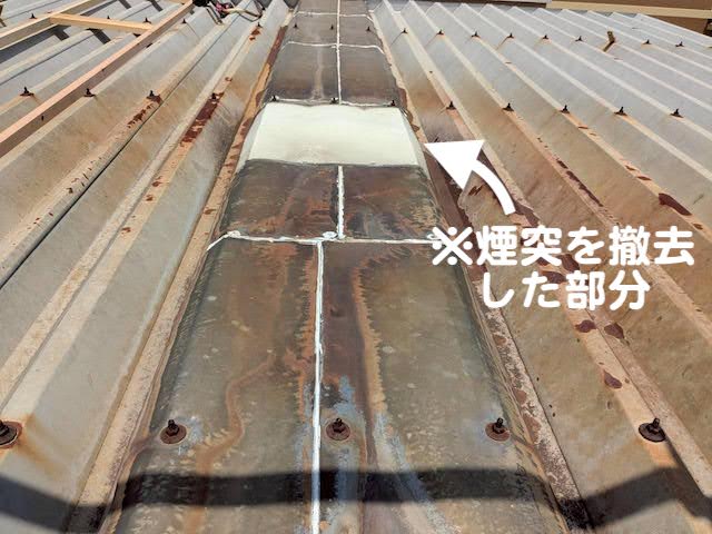 栃木市　工場のペントハウス屋根修理　劣化したジョイントカバーの写真