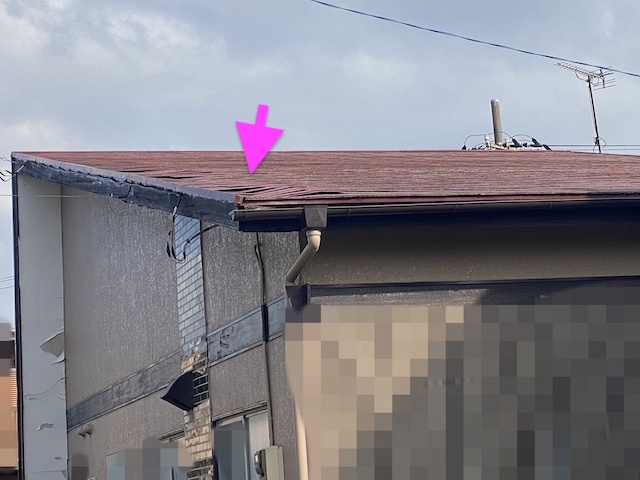 小山市　屋根の雨漏り調査　凹凸が発生したスレート屋根の写真