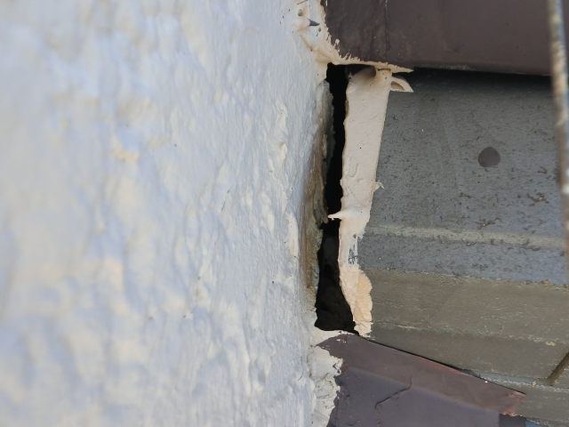 わずかな隙間が見られるが雨漏りの直接原因とは考えにくい