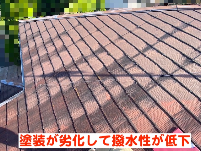 小山市　雨漏りするスレート屋根を調査　塗装が劣化したスレート屋根の写真