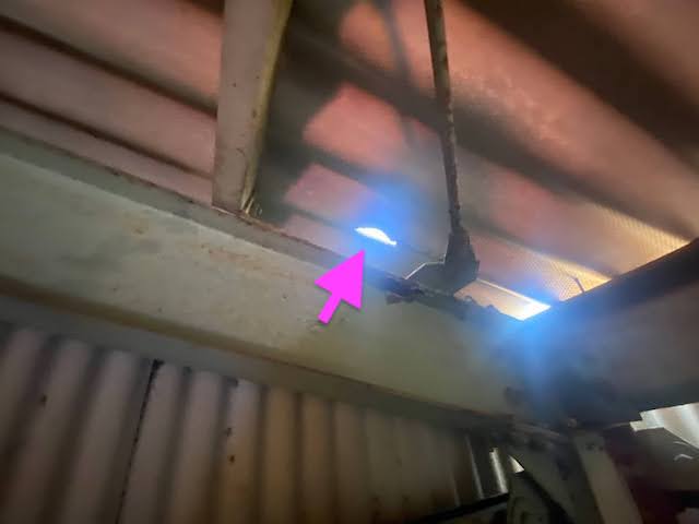 真岡市　倉庫の大波スレート屋根を調査　穴あき箇所の写真