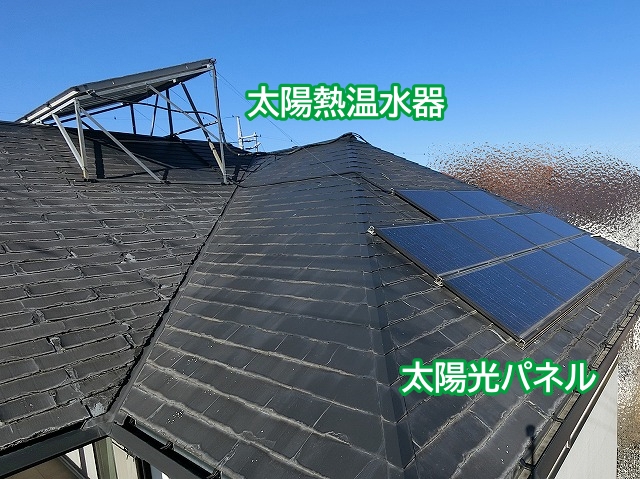 太陽光パネルと太陽熱温水器が載ったパミール屋根